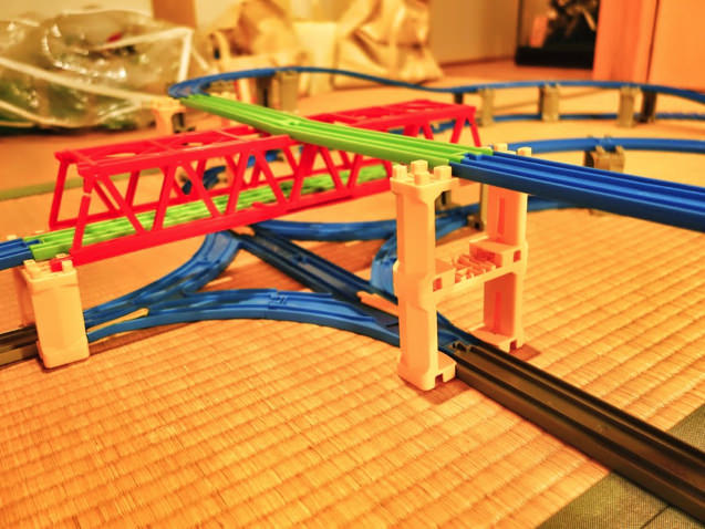 拡張でより複雑に！赤い大鉄橋をクロスするダイナミックなプラレールレイアウト Part.2