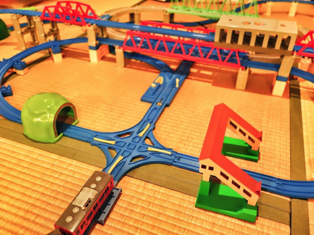 これはスゴイ！赤と緑の大鉄橋が並んで複雑なプラレールレイアウト