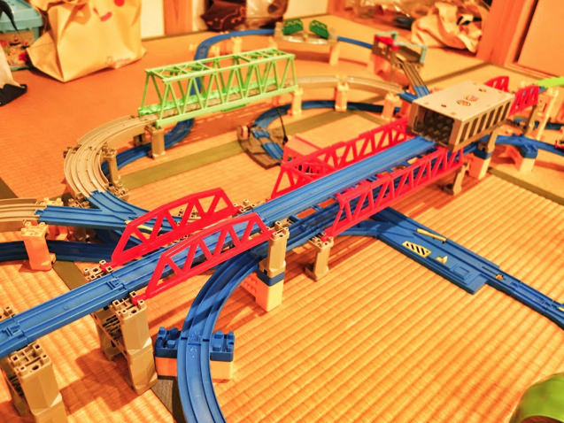 これはスゴイ！赤と緑の大鉄橋が並んで複雑なプラレールレイアウト 