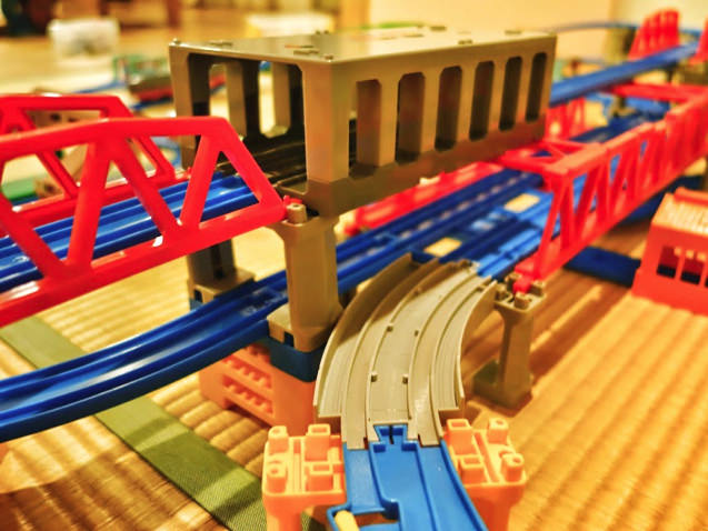 これはスゴイ！赤と緑の大鉄橋が並んで複雑なプラレールレイアウト
