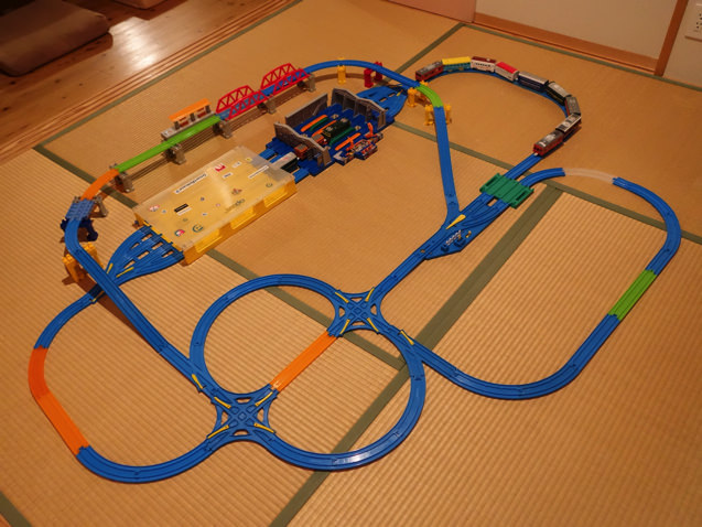 おおきな列車メンテナンスステーションとトレインケースを組み合わせたレイアウト