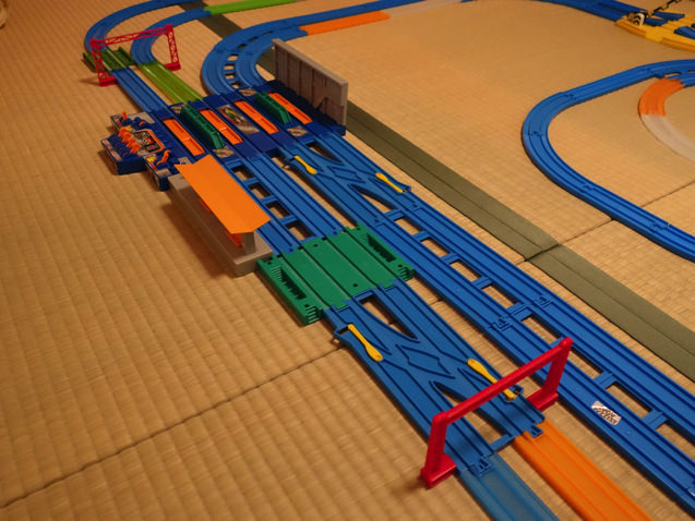 4車線で電車が交互に走れるぐるぐるレイアウト
