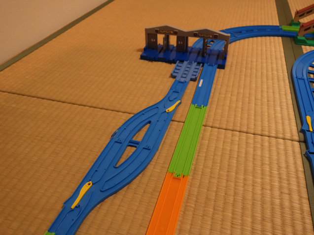4車線で電車が交互に走れるぐるぐるレイアウト